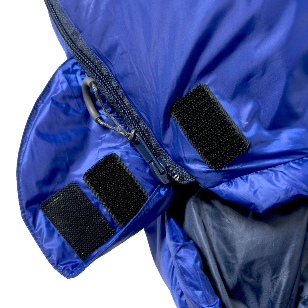 Close up of closure on Domex Trailblazer 500 XT 3-season down bag in open position (blue)